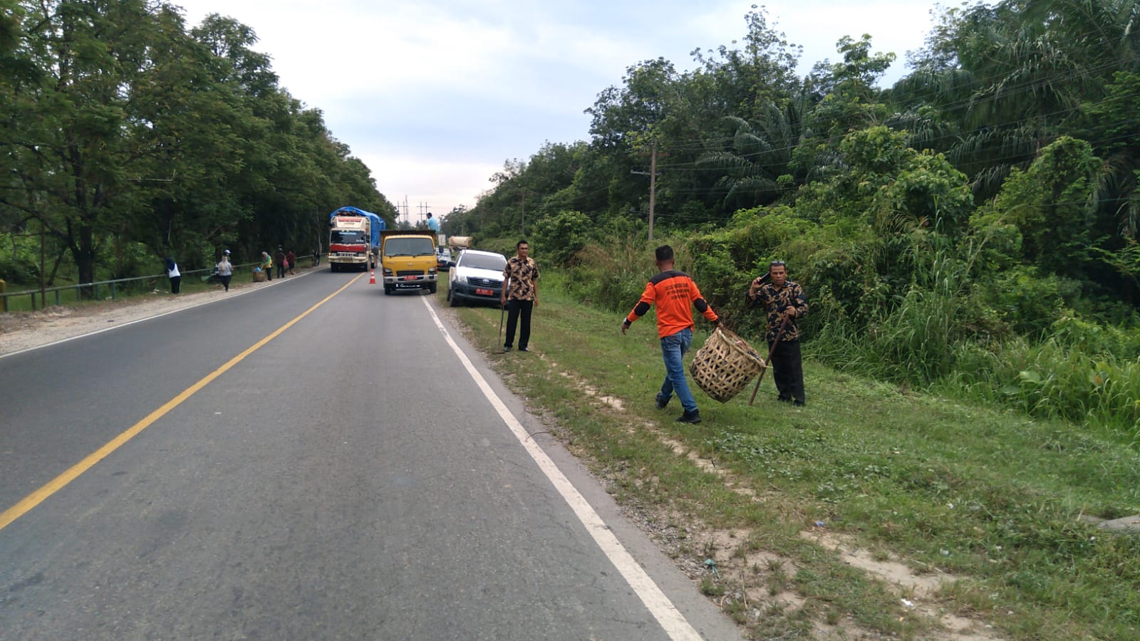 Gerak Cepat, DLH Pinggir Bersihkan Ceceran Sampah Sepanjang  Wonosobo-Balairaja
