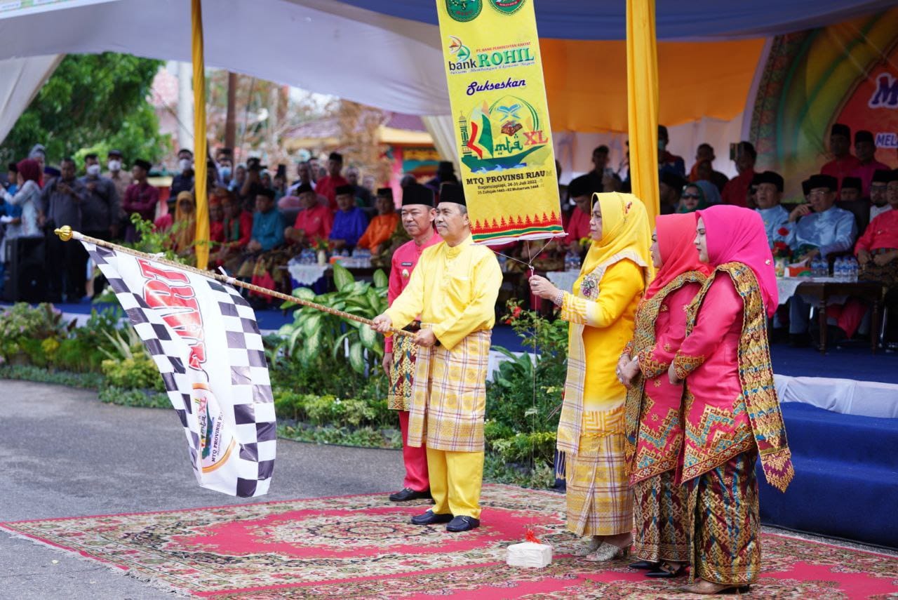 Berlangsung di Rohil, Gubri Syamsuar Lepas Peserta Pawai Taaruf MTQ Ke- 40