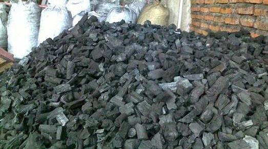 Warga Keluhkan Asap Pabrik Arang di Teluk Kuantan