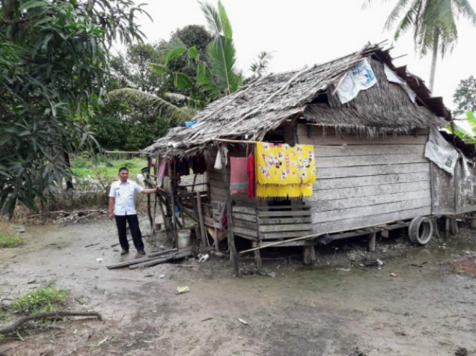 Kades Titi Akar Sukarto Meninjau Rumah Warga Tidak Layak Huni