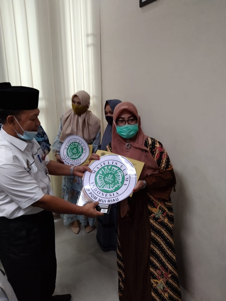 51 Pelaku Usaha UMKM di Pelalawan Terima Sertifikat Halal