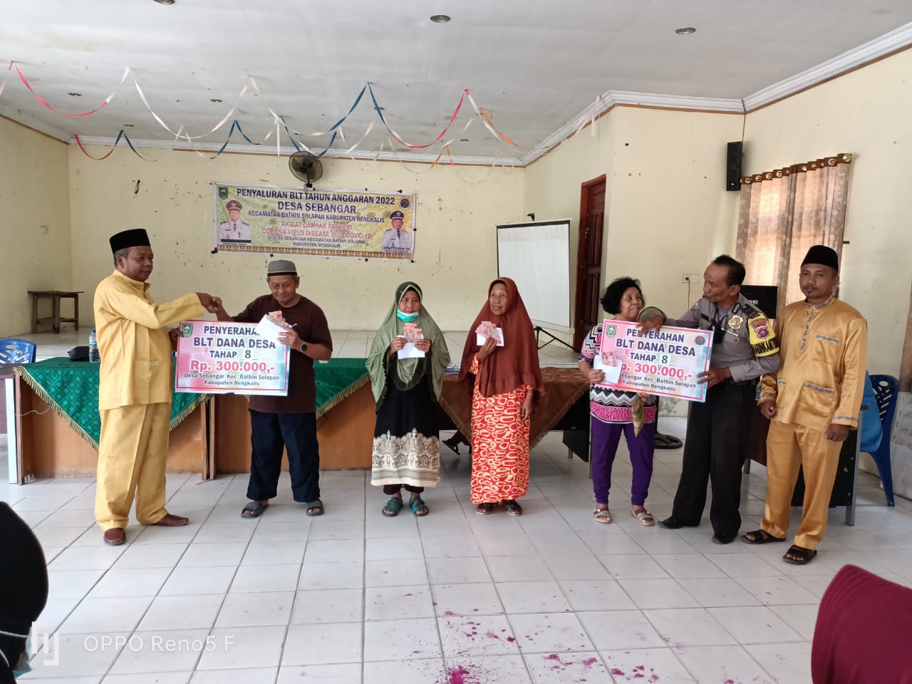 Pemdes Sebangar Salurkan BLT ke 136 KK
