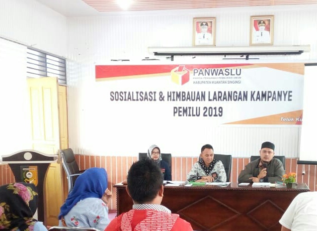 Panwaslu dan Parpol di Kuansing Sepakati Penurunan APK Yang Dilarang