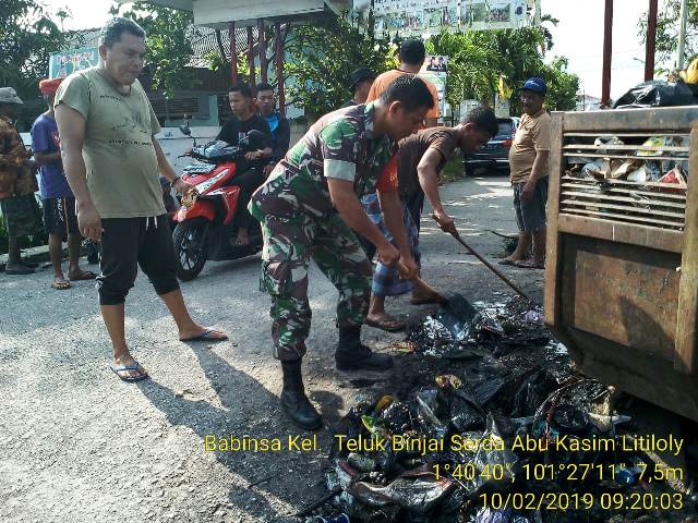 Babinsa Teluk Binjai Goro Bersama Warga Kompleks Pelindo