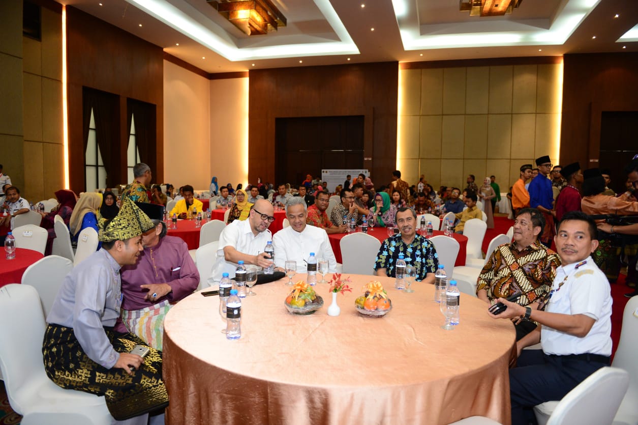 Syamsuar dan Ganjar Pranowo Hadiri Seminar Riau Outlook 2019-2024