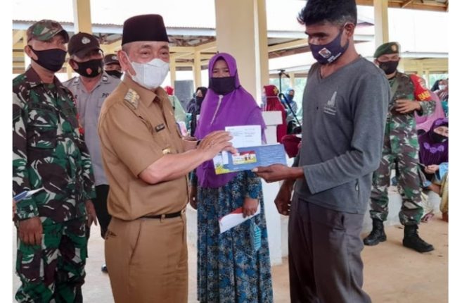 Program untuk Dapatkan Pupuk Subsidi, Pemkab Pelalawan Bagikan Kartu Tani