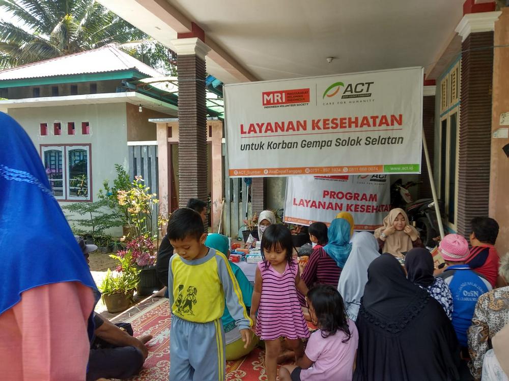 Hampir Dua Bulan Mengungsi, Warga Solok Periksakan Kesehatan