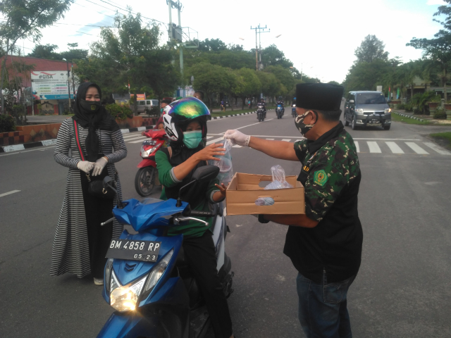Puasa ke 12, HIPAKAD dan Kodim 0320/Dumai Gelar Bansos ke Masyarakat