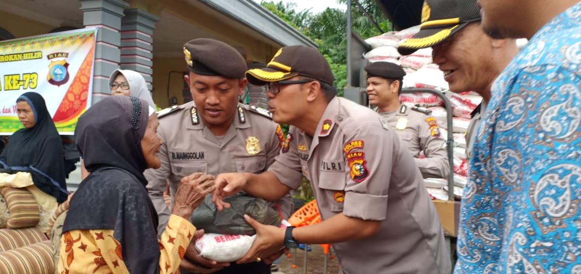Polres Rohil Bagi 300 Paket Sembako Ke Warga Kurang Mampu di Balai Jaya