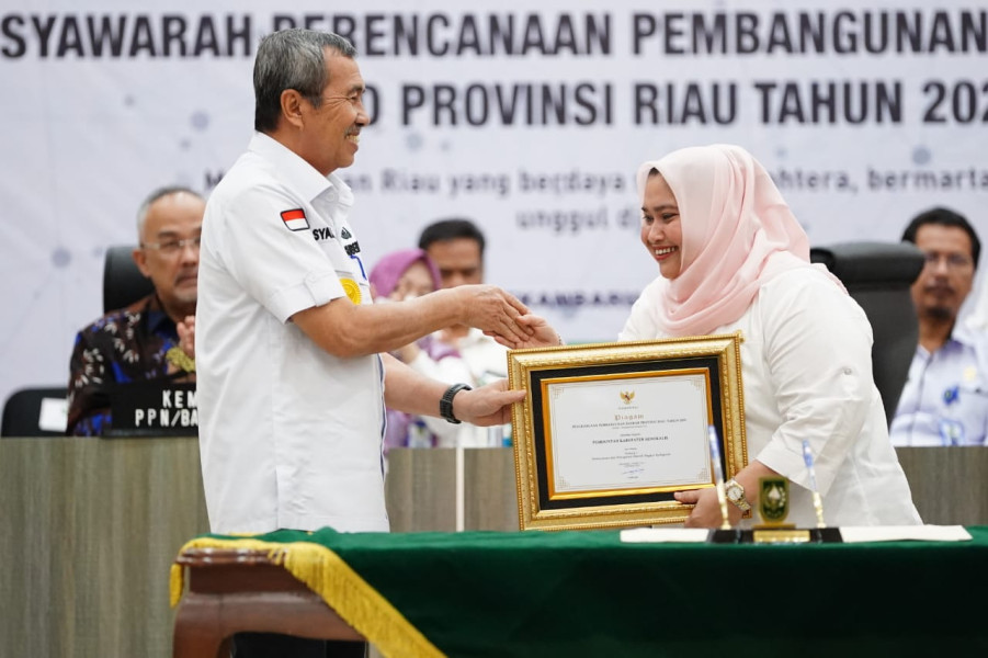 Bupati Kasmarni Terima Penghargaan Kategori Kabupaten Pembangunan Daerah Terbaik I Tahun 2023 Dari Gubernur Riau