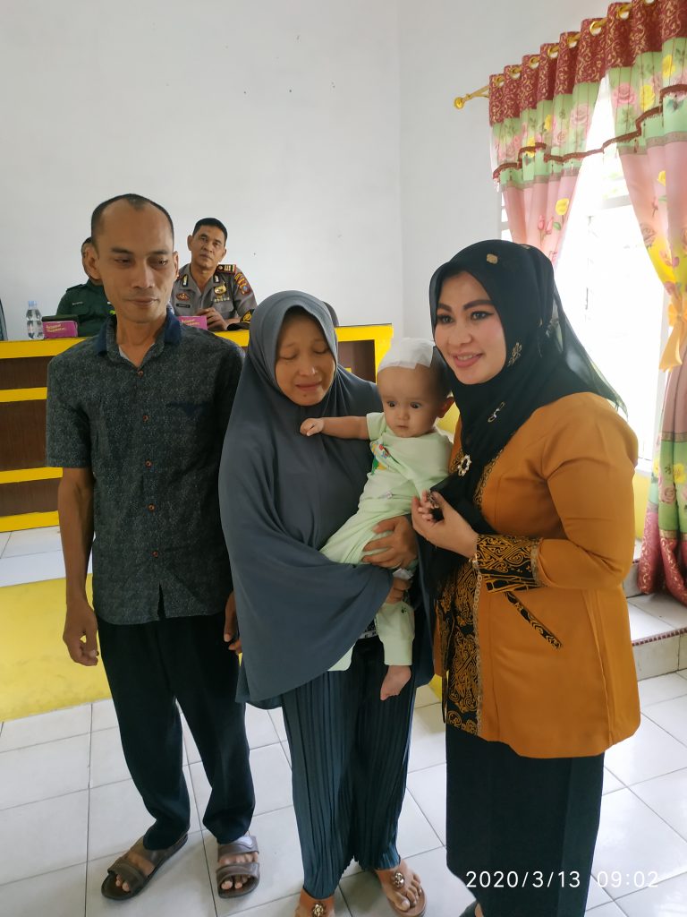 Ketua TP PKK Labuhanbatu Berikan Bantuan Balita Penderita Hidrosefalus ke RSUP Medan