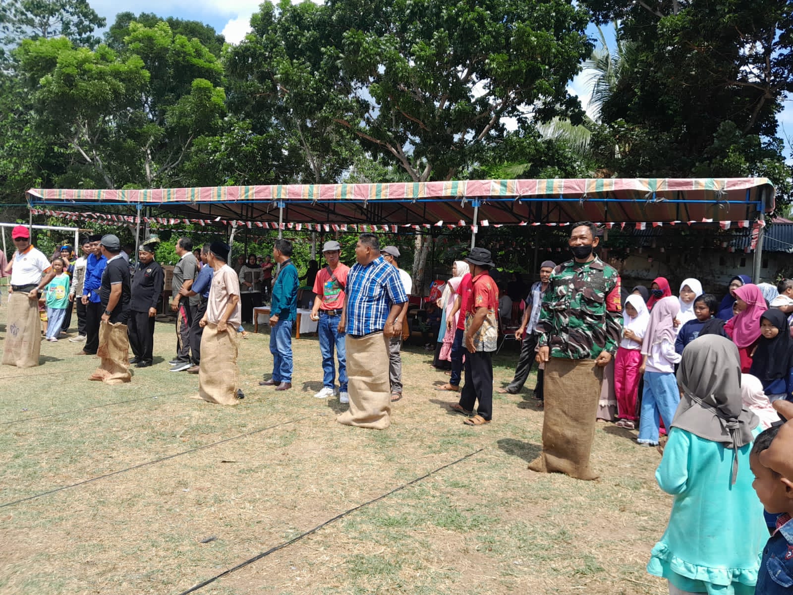 Babinsa Ikut Perlombaan Pesta Rakyat Sempena HUT RI