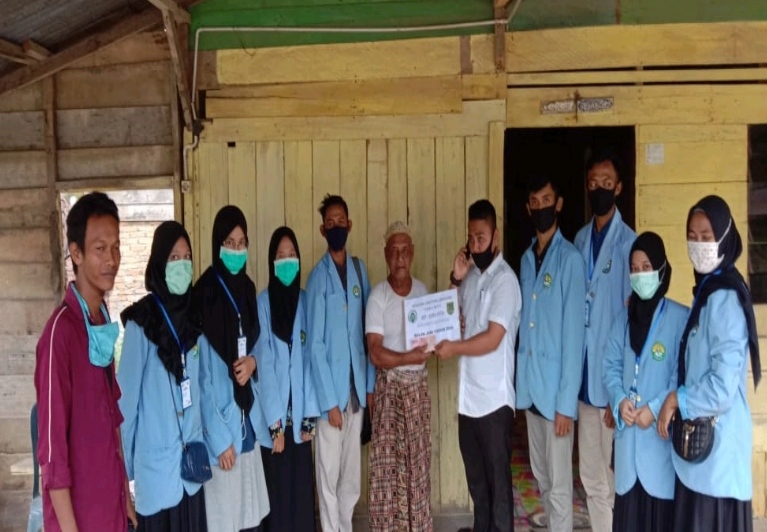 Pembagian BLT di Desa Jumrah, Mahasiswa Kukerta UNRI Antar Langsung ke Rumah Warga