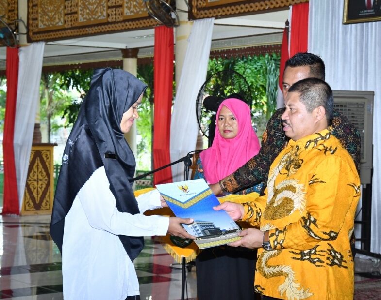 Bupati Bengkalis Amril Mukminin Serahkan SK 252 CPNS