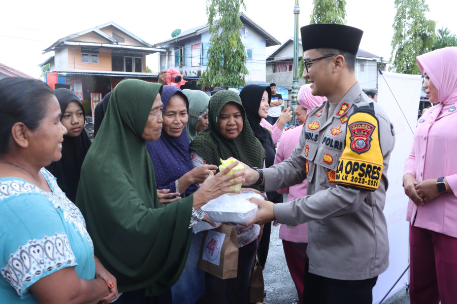 Takjil Pemberian Kapolres Inhil Disambut Cepat oleh Ibu-ibu