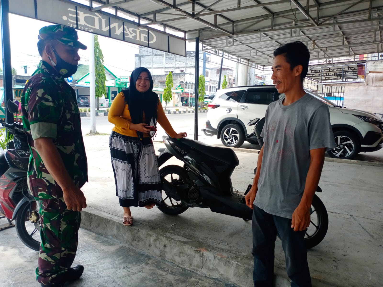 Serma RP Sianipar Lakukan Sosialisasi Pencegahan Covid-19 di Jalan Diponegoro