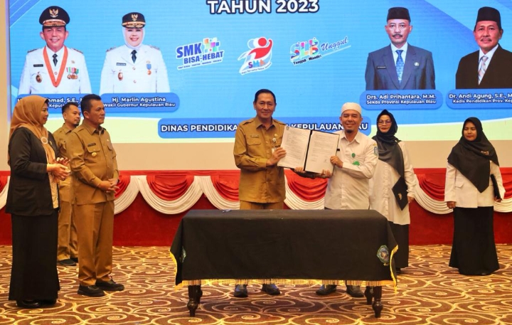 Gubernur Ansar Serahkan Surat Perjanjian Kontrak Guru Non-ASN SMAN, SMKN & SLBN Untuk Wilayah Bintan & Tanjungpinang