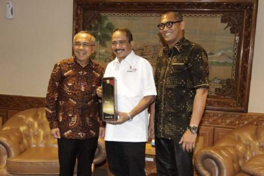 Menpar Tetapkan Gelombang Bono sebagai Wisata Berkelas Dunia