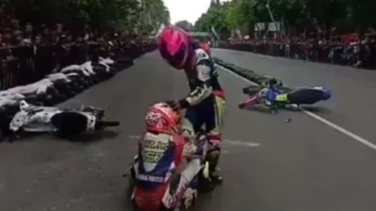 Di Tengah Balapan, Dua Pembalap Tanah Air Malah Adu Pukul