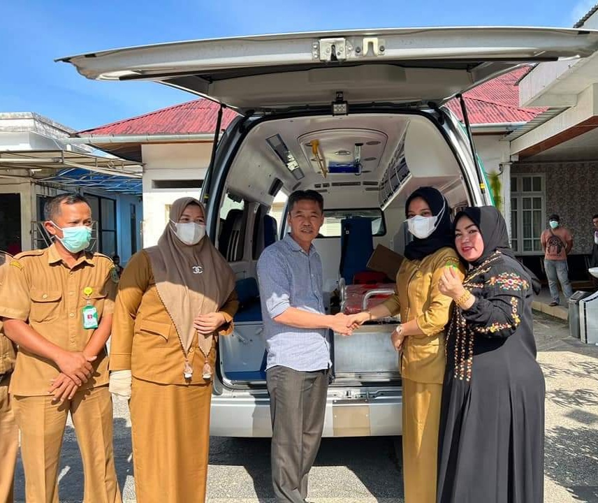 Dukung Operasional Puskesmas Sedinginan, Bupati Rohil Serahkan Mobil Ambulans