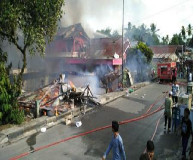 Kobaran Api Hanguskan Tujuh Rumah di Rohul