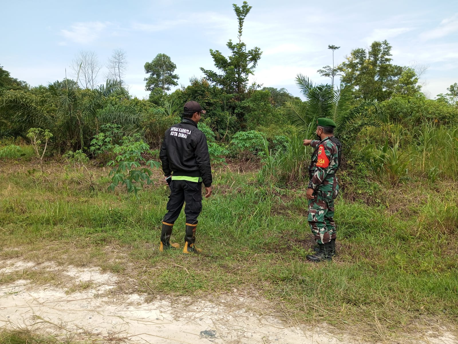 Serma Zul Efendi Laksanakan Patroli dan Sosialisasi Cegah Karhutla