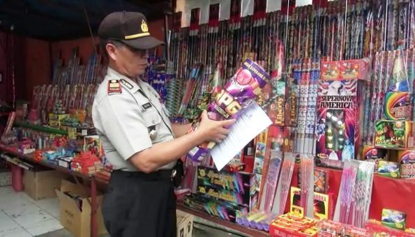 Astagfirullah, Mushaf Alquran Dipakai untuk Bikin Kembang Api