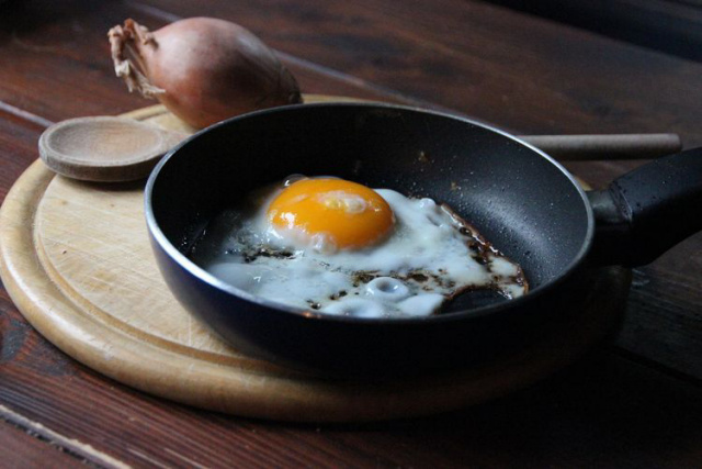 Beda Manfaat Wajan Teflon Antilengket dan Stainless Steel