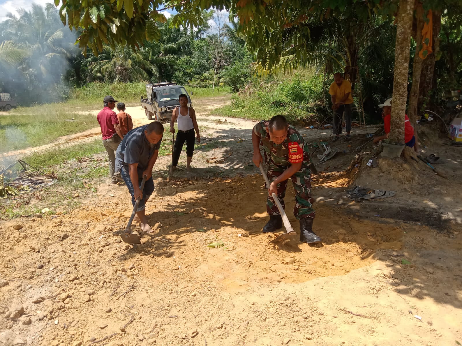 Bersama Masyarakat, Serka Suandi Laksanakan Gotong Royong