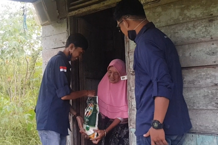 PWI Inhil Salurkan Paket Sembako kepada Warga Kurang Mampu