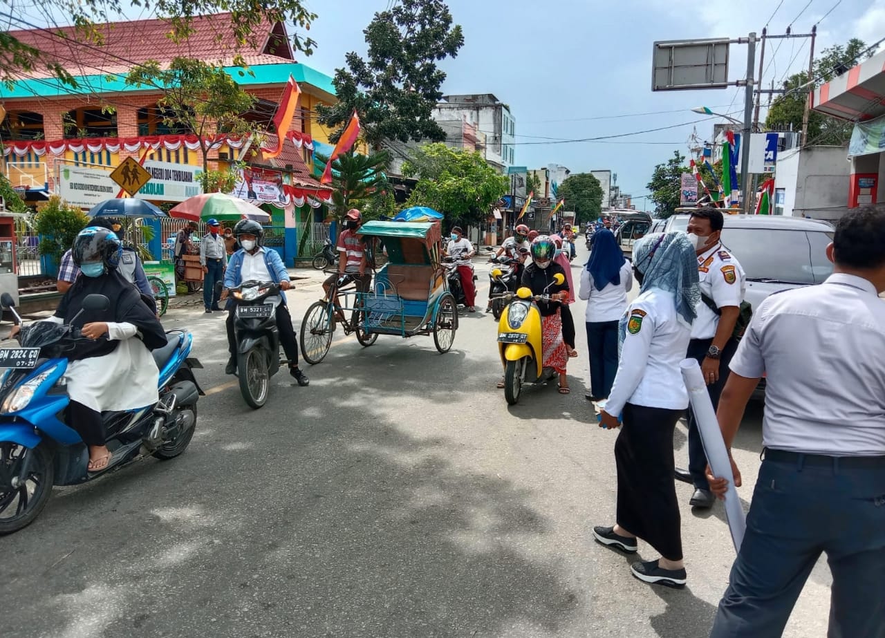 Dishub Inhil Bantu Kurangi Penularan Covid-19 dengan Membagikan Masker secara Gratis