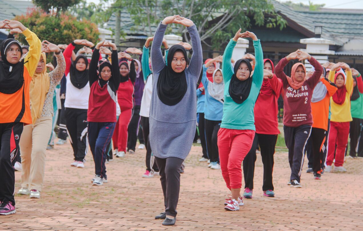 Pagi-pagi, Komunitas Emak-emak Senam di Halaman Kediaman Bupati Inhil