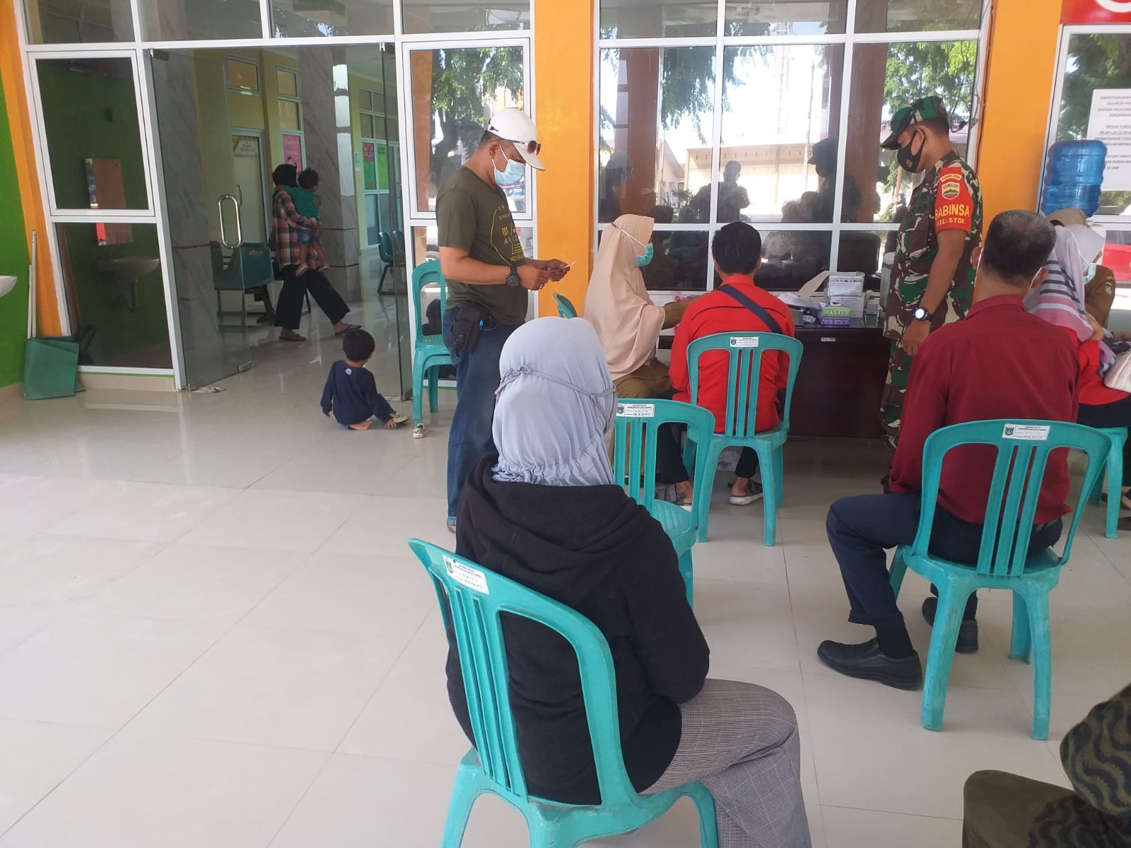 Sertu Sugianto Dampingi Pelaksanaan Vaksinasi
