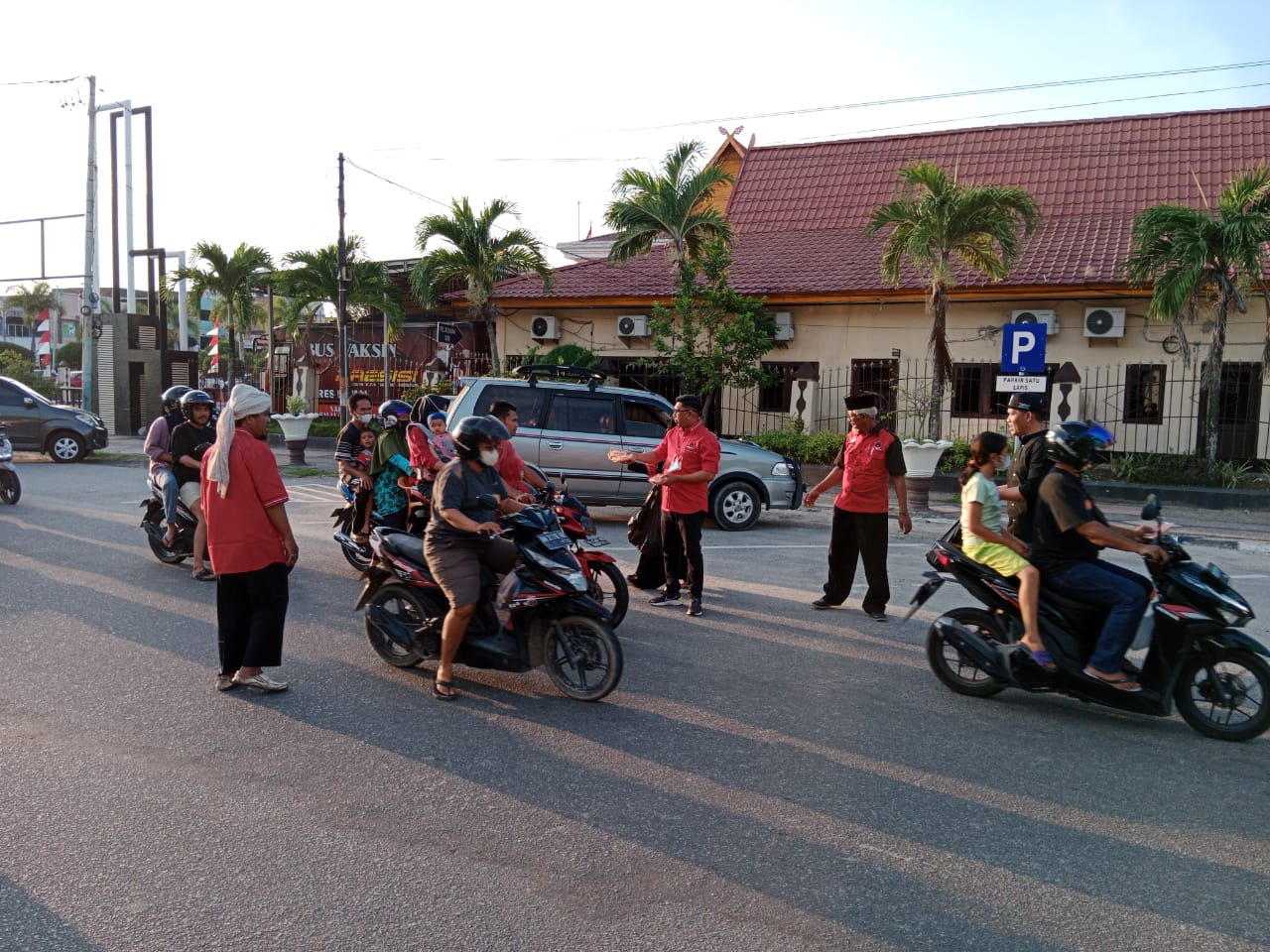PAC PDI Perjuangan Dumai Timur dan Anggota Dewan Bagi-bagi Takjil