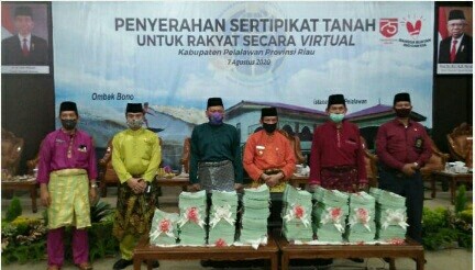Disaksikan Wakil Bupati Pelalawan, Kantor Pertanahan Bagikan Sertifikat