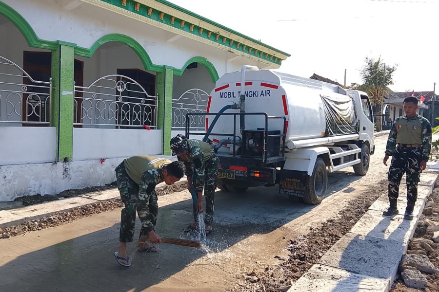Menjaga Asa di Depan Rumah Ibadah: Kala Satgas TMMD 129 Bojonegoro Setia Merawat Jalan Desa Kesongo
