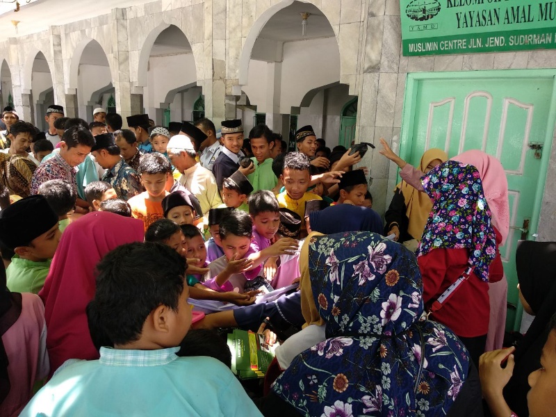 Organisasi Sosial Filantropi atau CIPSF Kampus IAI-TF Bagikan 200 Nasi ke Jemaah Jumat
