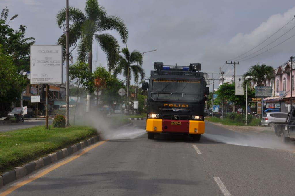 Polda Riau Inisiasi Penyemprotan Disinfektan Serentak di 6 Kabupaten/Kota
