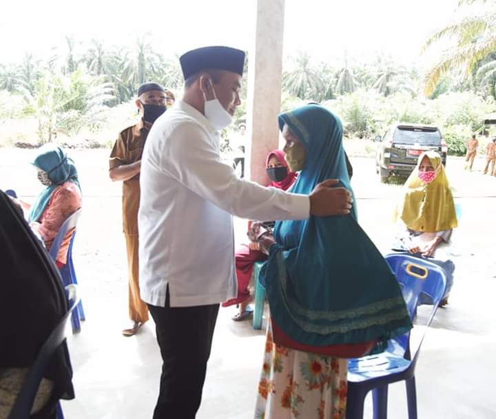 Bupati Labuhanbatu Pantau Langsung Penyerahan BLT di Desa Tanjung Medan