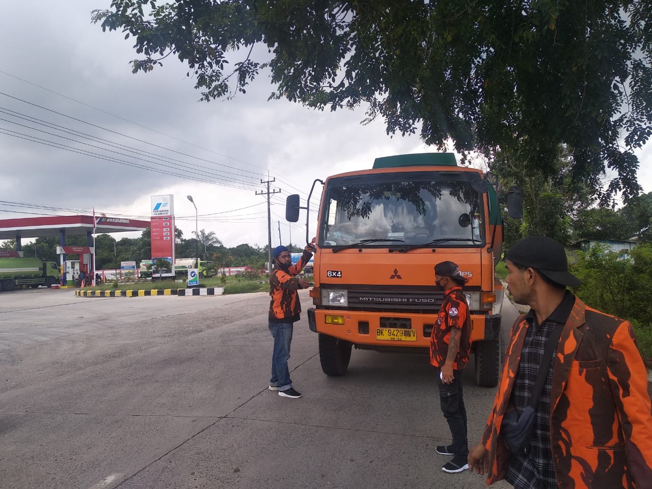 PP Ratu Sima Dumai Tempelkan Sticker Himbauan Mengenai Penghianatan PKI di Mobil-mobil