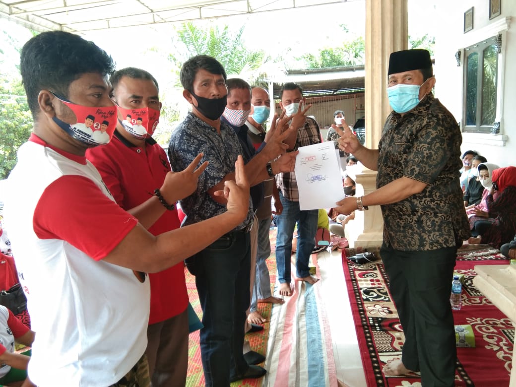 Sukiman Serahkan SK Relawan Horas Saat Kampanye Dialogis