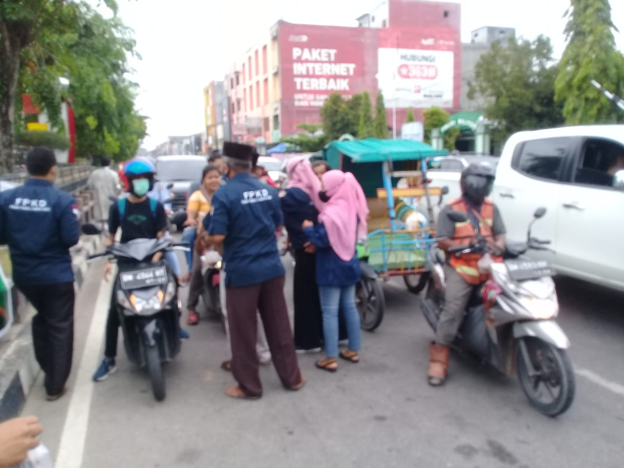 Forum Pemuda Kampar Dumai Bagi-bagi Takjil Ramadhan