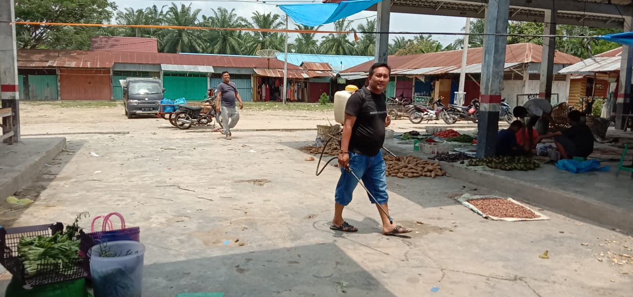 Cegah Penyebaran Covid-19, Disperindag Labuhanbatu Semprotkan Disinfektan