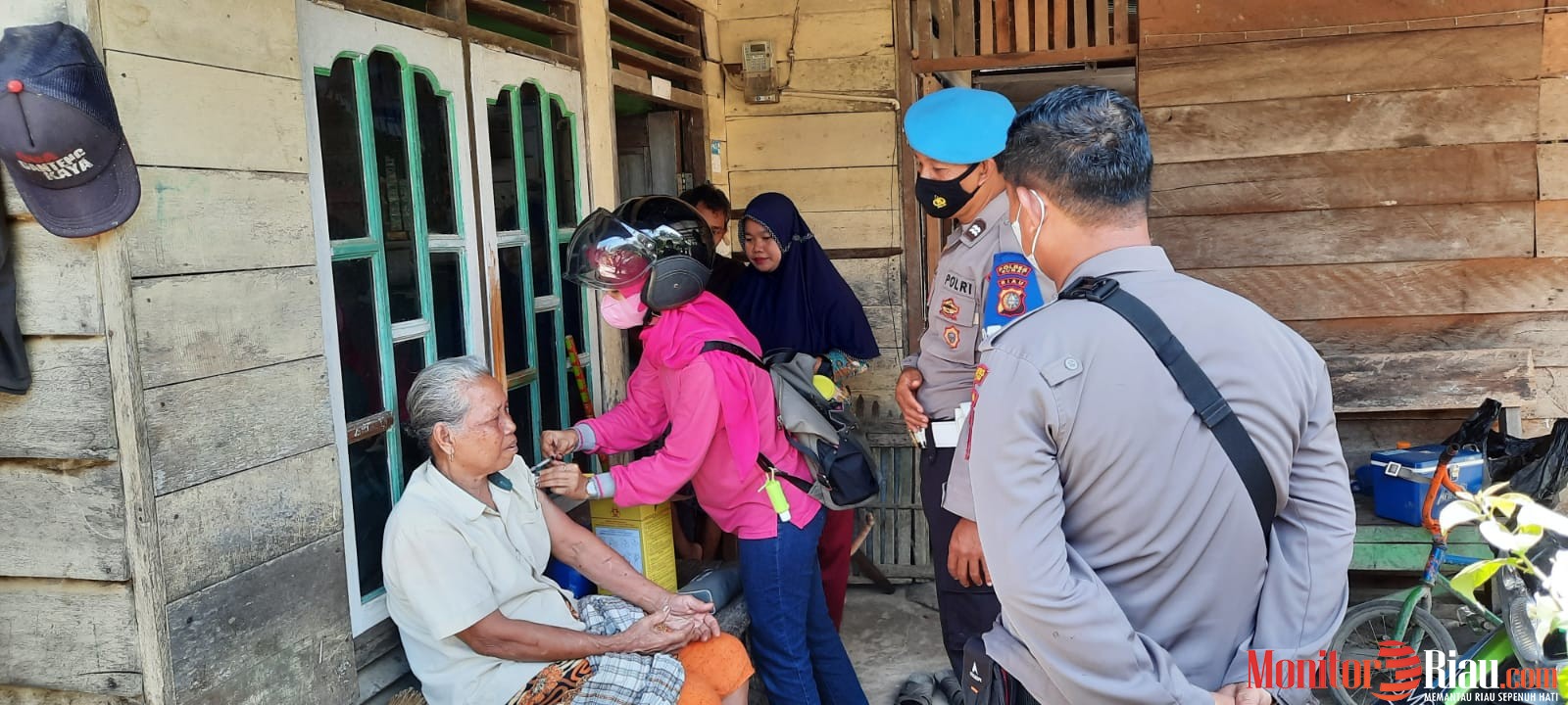 Permudah Masyarakat Dapatkan Layanan, Polres Dumai Laksanakan Vaksinasi Door to Door