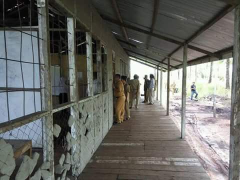 Memprihatinkan...!!! Sekolah di Inhil, Terbuat dari Papan dan Berlubang
