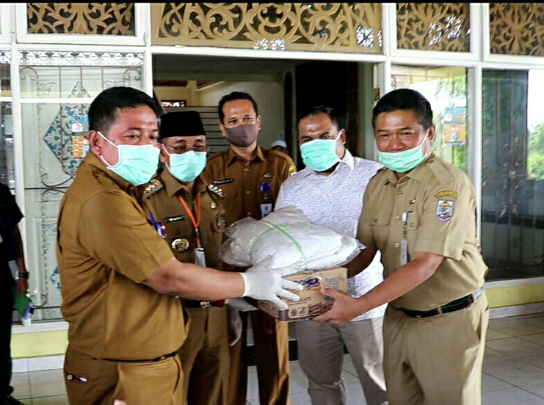 Kagama Kabupaten Pelalawan Bantu Gugas Penanganan Covid19, APD dan Hand Sanitizer