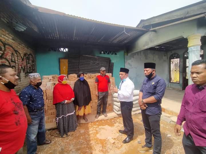 Andi Suhaimi Berikan Bantuan Material Kepada Korban Kebakaran