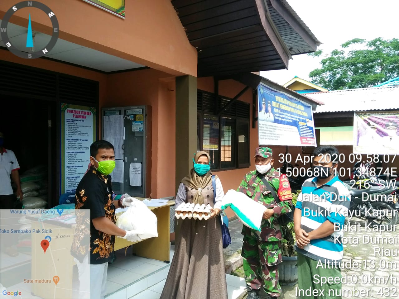 Babinsa Kelurahan Bukit Kayu Kapur, Pelda M.Meha Dampingi Lurah Bagikan Sembako ke Masyarakat