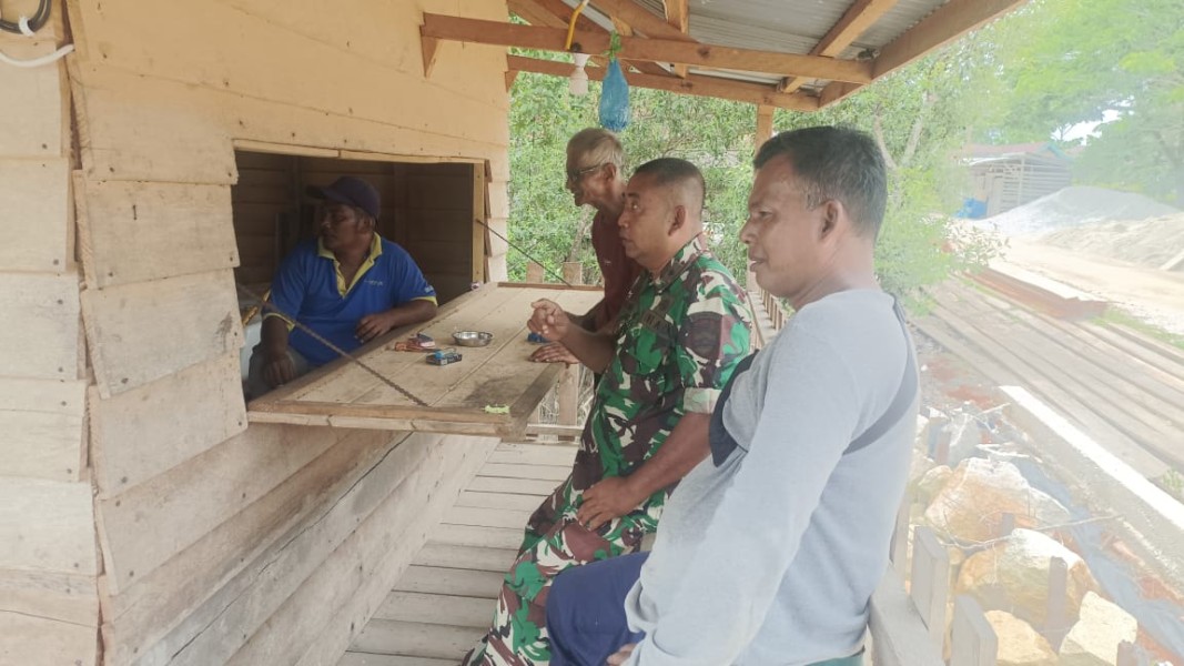 Peltu Suyatno dan Babinsa Hadiri Komsos Bersama Masyarakat