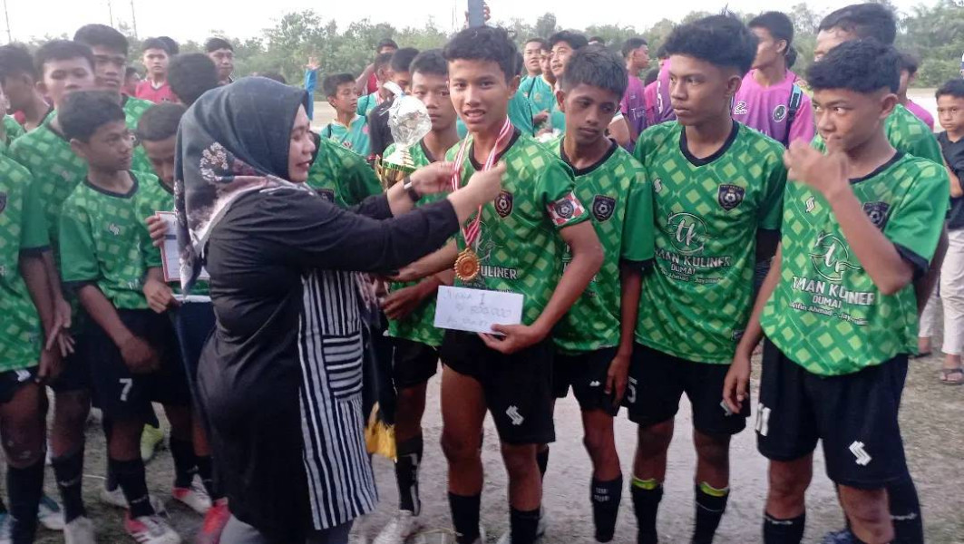 Hj Yanti Komalasari Serahkan Tropy Juara pada SSB Persekat Dumai